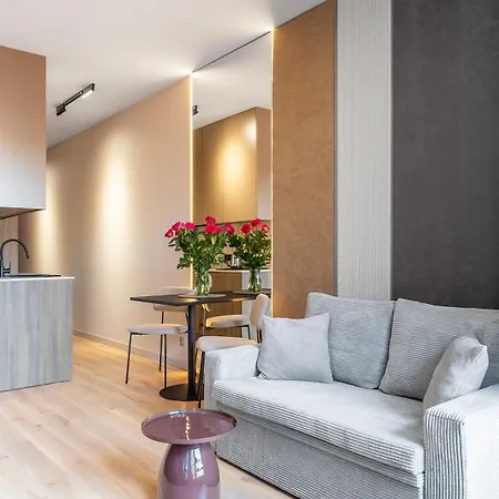 Modern With Balcony 10 Min Walk Main Station *