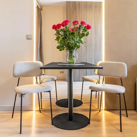 Appartement Modern With Balcony 10 Min Walk Main Station *